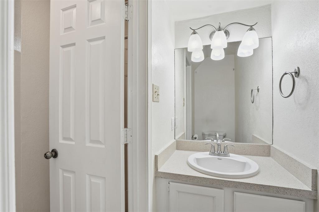 Fort Worth, Texas 76116, United States, 2 Bedrooms Bedrooms, ,3 BathroomsBathrooms,Residential,Pending,250106