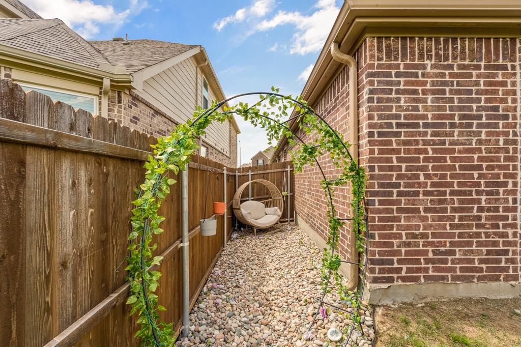 Fort Worth, Texas 76052, United States, 4 Bedrooms Bedrooms, ,3 BathroomsBathrooms,Residential,Pending,136109