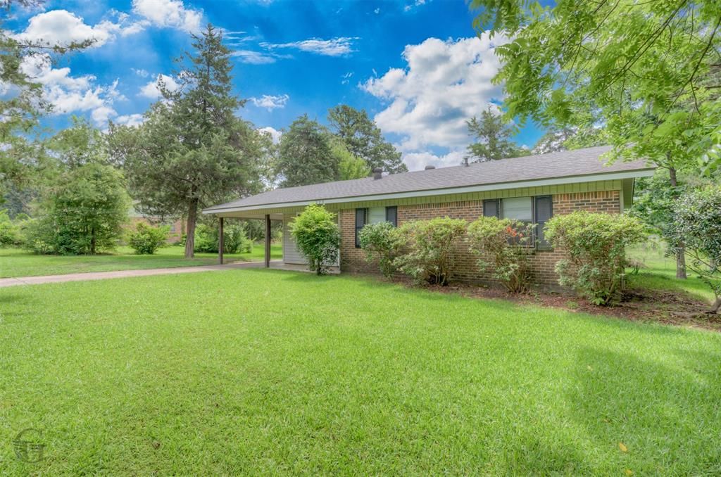Photo of 4229 Glenn Road, Shreveport, LA 71107 (MLS # 21311211)