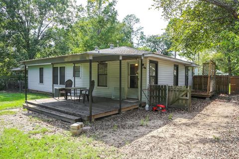 Tiny photo for 1004 Pecan Street, Canton, TX 75103 (MLS # 21093026)