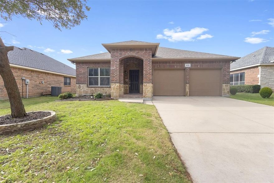 Well kept 3 beds 2 batchs with many updates such as hardwood floors are in the living room and bedrooms and ceramic tile in the kitchen and bathrooms. The backyard has a covered patio.