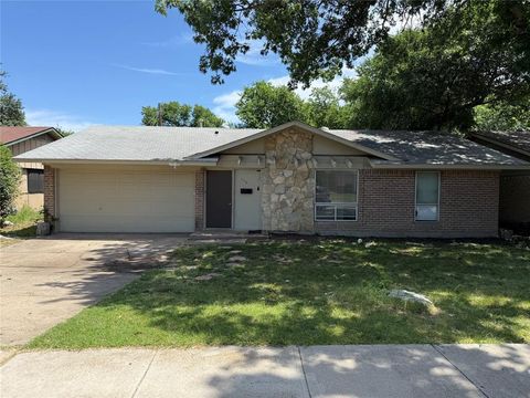 Photo of 115 Price Drive, Lewisville, TX 75067 (MLS # 21273537)