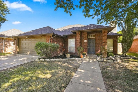 Photo of 806 Oak Drive, Ennis, TX 75119 (MLS # 21419916)