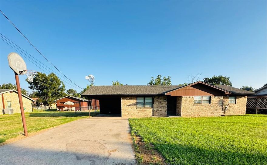 3-bedroom, 2-bath, 1,325 sq. ft. home for lease on the Fort Worth side of Granbury. This property features new paint and flooring, and is conveniently located near grocery stores, shopping, and Hwy 377 for easy access. 

Pet deposit for cat is $500 and Dog deposit is $1000. Max 2 pets. No livestock allowed.