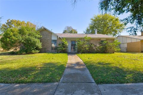 Photo of 1833 Clark Trail, Grand Prairie, TX 75052 (MLS # 21101505) Photo of 1833 Clark Trail, Grand Prairie, TX 75052 (MLS # 21101505)