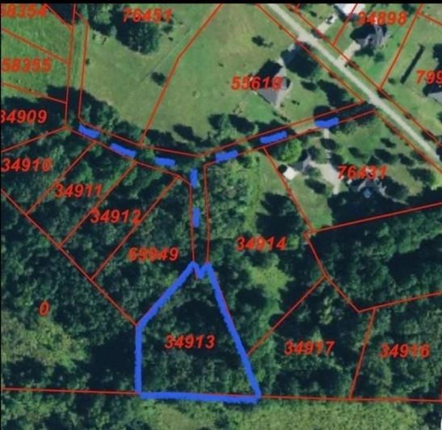 Private lot in a beautiful neighborhood with the opportunity to build on in Sundowner HOA in Mineola, TX. Drawing indicates where road should be according to subdivision plat.