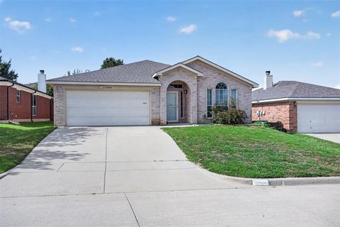 Photo of 10208 Dallam Lane, Fort Worth, TX 76108 (MLS # 21312159)