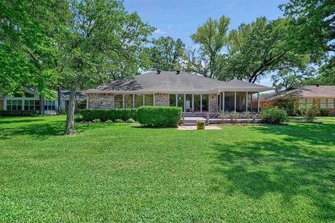 A home in Lake Kiowa