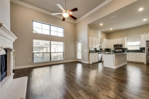 Photo of 915 Birds Fort Trail, Arlington, TX 76005 (MLS # 21391506)