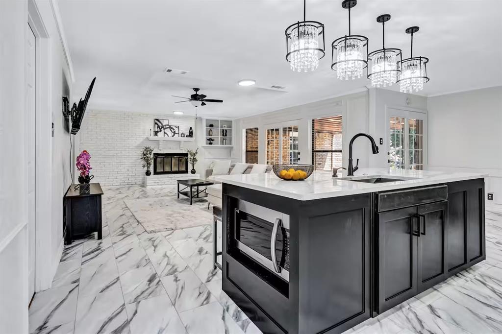 3402 S Glenbrook Drive