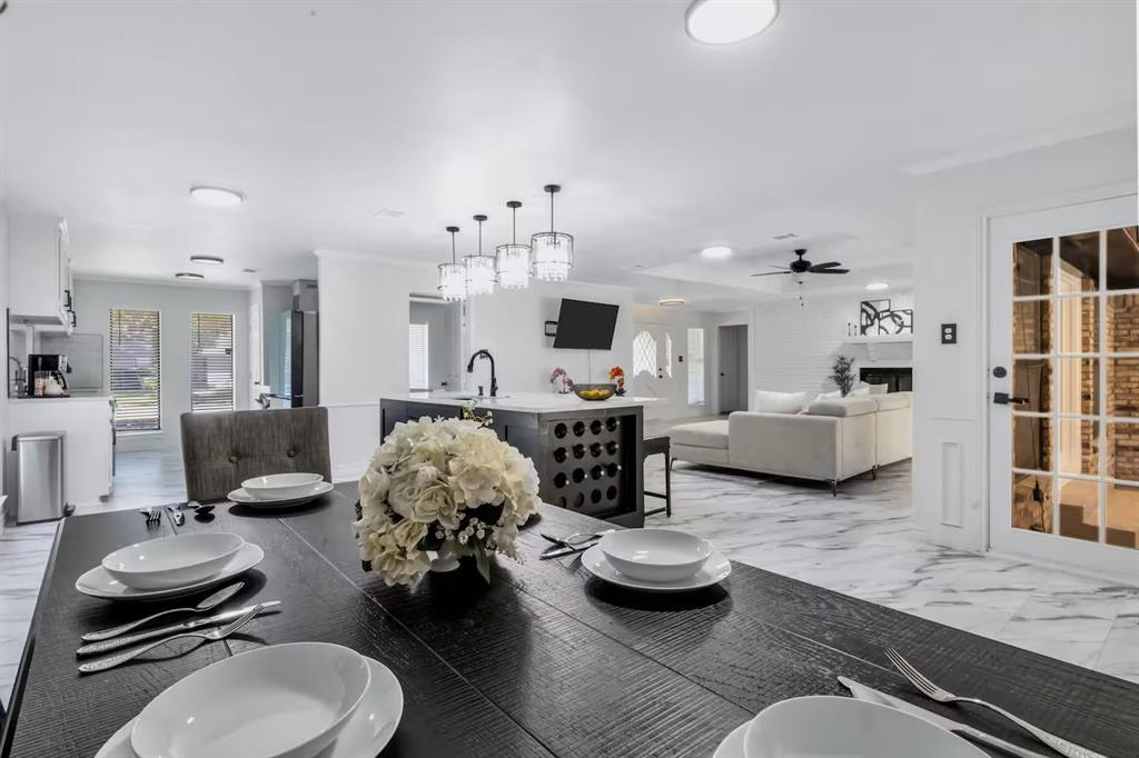 3402 S Glenbrook Drive