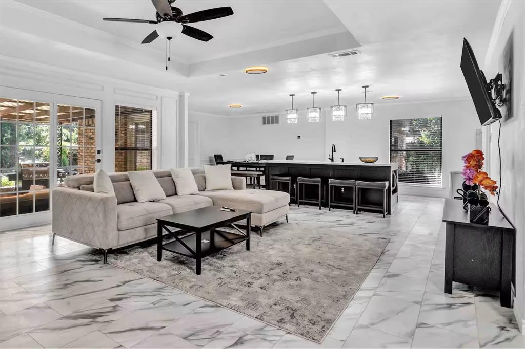 3402 S Glenbrook Drive