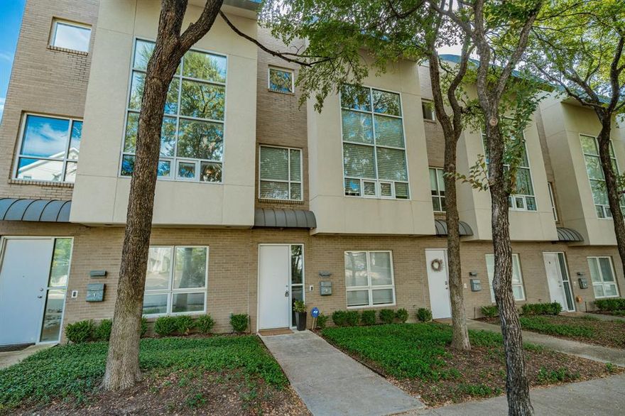 This wonderful two-bedroom, four-bath condo is located in the highly sought-after Turtle Creek area. With plenty of space, it offers a safe and desirable place to live. The condo is conveniently close to Fitzhugh Avenue and Highway 75, making it easy to get around. Just down the street from Cole Park, residents can enjoy outdoor activities, and the popular Katy Trail is within walking distance for those who love to walk or bike. Plus, there are many great restaurants nearby, perfect for dining out. The condo is modern and filled with natural light, creating a warm and inviting atmosphere.