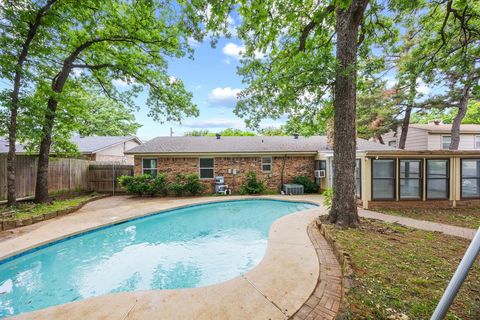 Photo of 1509 Terbet Lane, Fort Worth, TX 76112 (MLS # 21242173)
