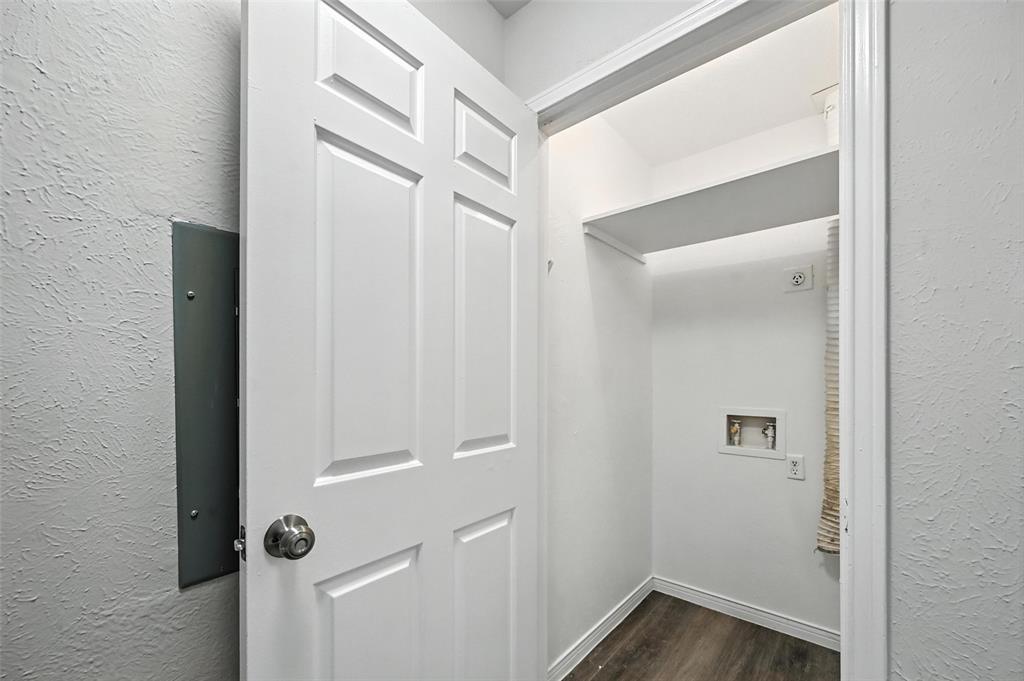 Glen Oaks Twnhms Condo - Residential