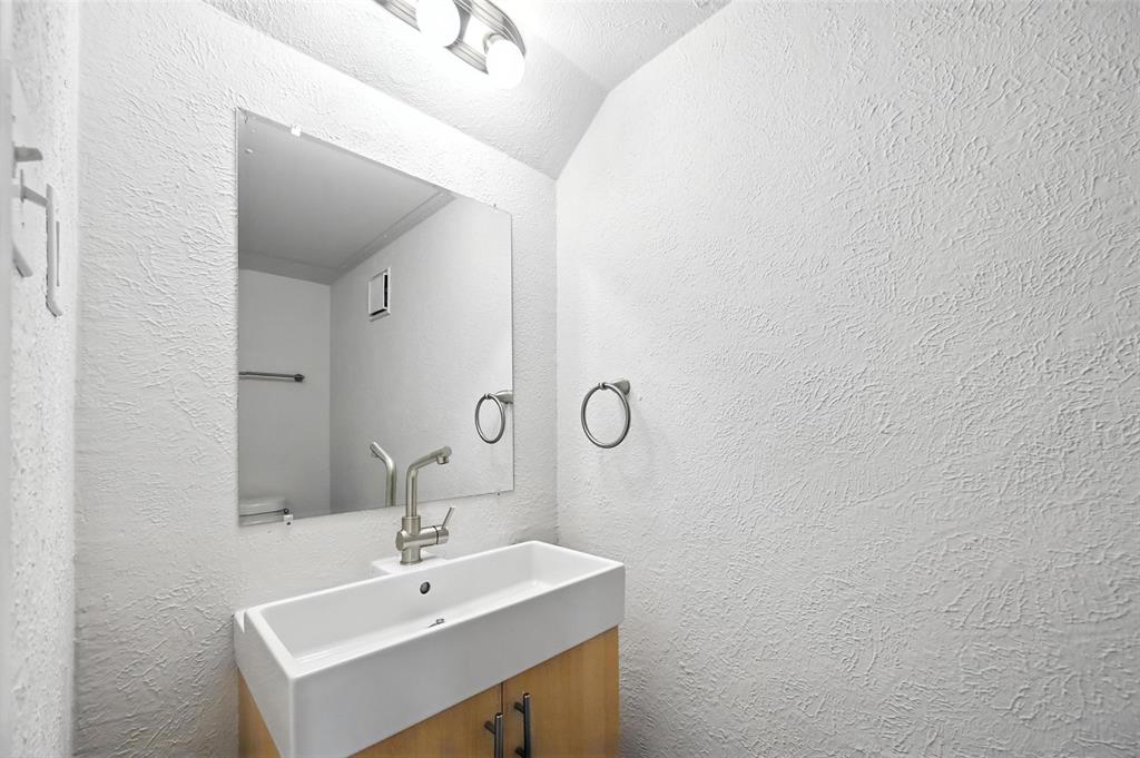 Glen Oaks Twnhms Condo - Residential