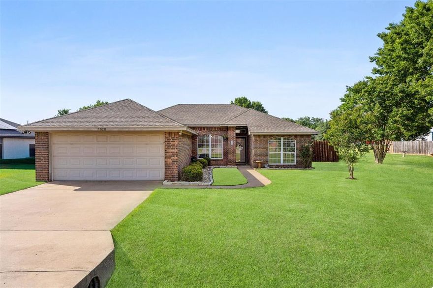 Move In Ready!
Beautifully maintained 3-bedroom, 2-bath home offering comfort, convenience, and charm. This inviting property features a spacious layout with plenty of natural light, perfect for both everyday living and entertaining. Well appointed kitchen, update lighting and tile floors. Step outside to a large patio, fully fenced backyard—ideal for pets, play, or relaxing evenings. Located in the highly rated Granbury ISD, including Oak Woods Elementary, and just minutes from shopping, the lake, and historic downtown Granbury, this home combines peaceful living with easy access to everything you need.