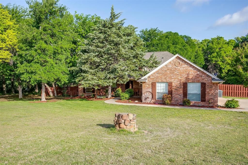 Photo of 6409 Feather Wind Way, Fort Worth, TX 76135 (MLS # 21268650)
