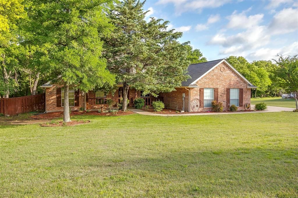 Photo of 6409 Feather Wind Way, Fort Worth, TX 76135 (MLS # 21268650)