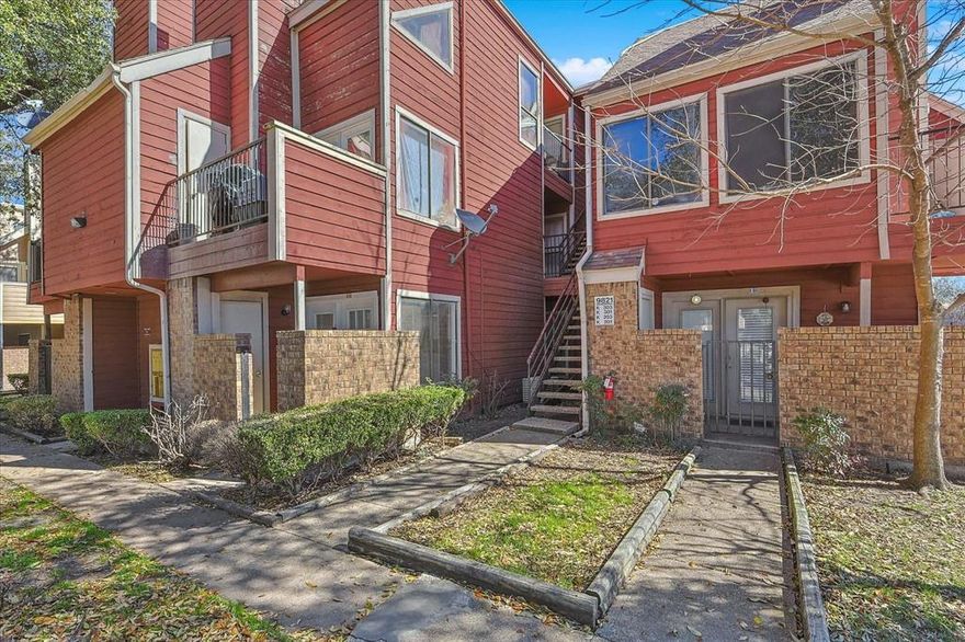 One of Kind condo located in the Richland Trace community, minutes from shopping centers & significant Dallas Highways & Richland community college. Excellent appeal and fully remodeled and all Utilites included except for electricity. One bedroom, one bathroom condo features outstanding brand-new laminate flooring and fresh paint throughout, beautifuls & equipped with new appliances & adjacent to the living room. . All the utilities & appliances are included at the rental price. Building T. It will be perfect for a student that wishes to save. You must see it. Now, it won't last long!