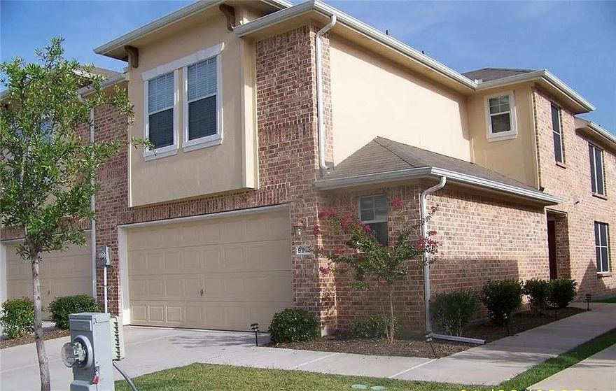 Beautiful townhome in Frisco ISD. Walking distance to Lebanon Trail HS. Cathedral Ceilings, open concept floor plan boasting a large kitchen island offers plenty of space. Lots of windows offer natural light. First floor has a study & half bath. All bedroom upstairs with additional Loft area. Excellent location close to Styonebriar Mall, fantastic shopping, dining and entertainment for the entire family. Easy access to major Highways.
Owner Pays HOA dues and Pest Control. Washer, Dryer and Refrigerator are included.