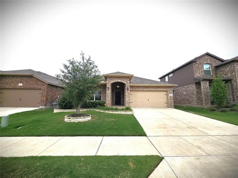 Photo of 2424 Clay Creek Lane, Fort Worth, TX 76177 (MLS # 21419237)