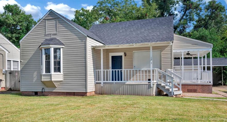 New roof in 2023 plus fresh paint throughout. Close to Mardi Gras parade route. This home is not in a flood zone. Will come with a 1 year Guard Home Warranty with a favorable offer to the seller.