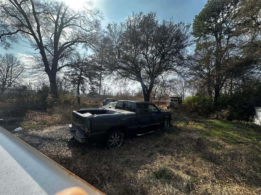 Great opportunity to own a residential lor in Shreveport! This vacant land offers the perfect setting to build your dream home or investment property. Conventional located with easy access to main roads, schools, shopping, and local amenities. Utilities available nearby (buyer to verify). Don't miss the chance to secure land in a established area with growth potential.