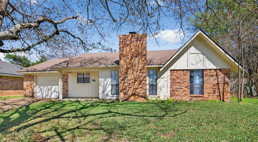 Tucked away on a QUIET cul de sac with fabulous neighbors in the lovely community of Golden Meadows you will find this quaint home on an oversized lot.  This home features 3 bedrooms, 2 full bathrooms, a full size laundry room, vaulted ceiling, wood burning fireplace and a new screened in porch. In this prime location, you are close to BAFB, great shopping in SOBO and Shreveport. 
Call for a private viewing today!