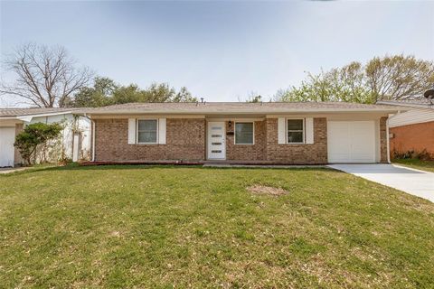 Photo of 318 Price Drive, Lewisville, TX 75067 (MLS # 21219041)