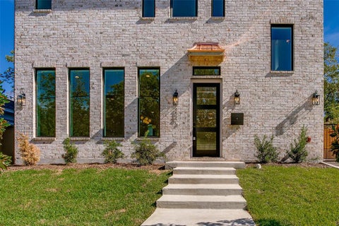 Photo of 424 N Denver Street, Dallas, TX 75203 (MLS # 21393211)