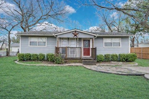 Photo of 205 W Latimer Street, Ennis, TX 75119 (MLS # 21380162)