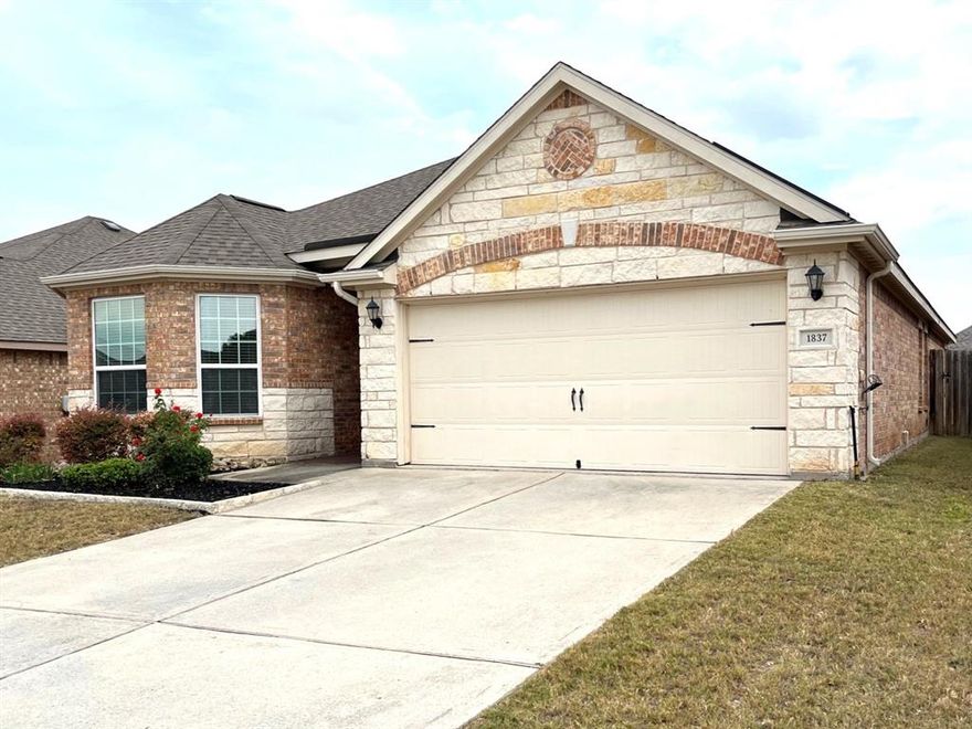 Welcome to 1837 Olive Lane in the Oak Hollow Estates community of Anna, Texas!
Step into this beautiful 3-bedroom, 2-bathroom home featuring a 2-car garage and a thoughtfully designed open floor plan that blends comfort and style. The brick and stone exterior gives this home lasting curb appeal, while inside you’ll find granite countertops, rich dark wood-style flooring, and elegant tile finishes throughout.
The spacious primary suite offers two walk-in closets and a private ensuite bathroom with a relaxing garden tub—perfect for unwinding after a long day.
Energy-efficient solar panels are already installed, helping reduce your monthly electric bills while benefiting the environment.
Enjoy evenings on your covered back patio, ideal for entertaining or simply relaxing in your fenced yard.
Location, Location, Location!
Conveniently situated just minutes from Highway 75, this home offers quick access to schools, shopping, dining, and local parks—everything you need for modern living in a peaceful neighborhood.
Looking for the full house package? Here it is!