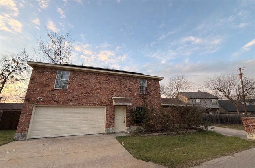 Looking for your first home or to start your investment portfolio, this one could be the one for you. 3 spacious bedrooms, all upstairs, walk in closets. Open layout downs stairs with tile floors through out the downstairs. Laminate flooring on stairs and upstairs bedrooms. Rockwall ISD schools. Move-in ready at great value!