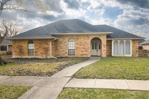Photo of 2405 Country Valley Road, Garland, TX 75041 (MLS # 21196760)