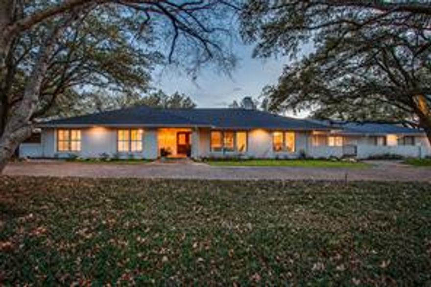 MULTIPLE OFFERS, DEADLINE FEB.1, 5PM.
This meticulous executive home sits on a large beautiful lot in the heart of Dallas in highly coveted Russwood Acres. A sprawling ONE STORY transitional ranch, it has so much to offer for living, working, entertaining & relaxing.  As a bonus, there is a sunny 532 SF guest house next to the sparkling heated pool. Boasting 3 living areas, open floor plan, big windows, gorgeous back yard views, high ceilings, plantations shutters, wet bar, butlers pantry, 3 car garage + Tesla charger, and an abundance of storage, this ideal split floor plan & huge ensuite bedrooms, you have the flexibility to work from home.