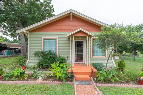 Photo of 208 W Frost Street, Eastland, TX 76448 (MLS # 21271835)
