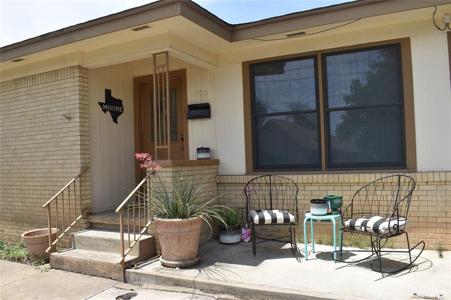 Welcome to this move-in ready brick home on a desirable corner lot. Featuring 3 bedrooms, 2 bathrooms, and gorgeous oak hardwood floors.

Versatile living spaces serve as two living areas or a living room and dining room. The master suite boasts a large walk-in closet and luxurious ensuite bathroom.

The kitchen has custom oak cabinetry, Corian countertops, a cooking island, and a walk-in pantry. The adjacent laundry room includes a water softener.

The fenced yard offers a serene outdoor space. The property also includes a double electric garage.

Upgrades in 2021 include a new HVAC system, window screens, window coverings, exterior paint, and water heater, enhancing comfort and efficiency.

Don't miss this beautiful home!