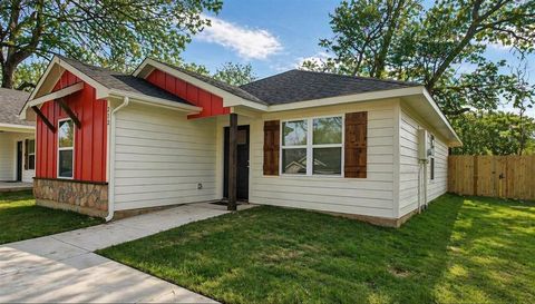 Photo of 212 E Walker Street, Denison, TX 75021 (MLS # 21249445)