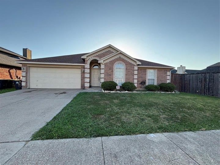 Photo 1 of 5 — 7000 Raven Meadow, Arlington, TX 76002