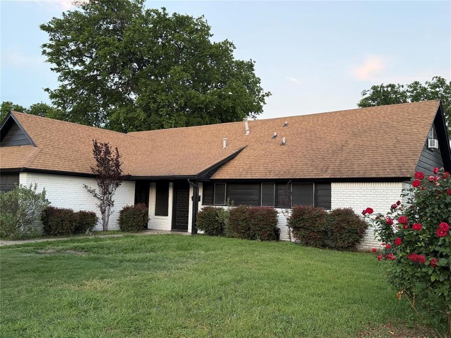 Welcome to this spacious 5-bedroom, 2.5-bath home in the located in the heart of Fort Worth. Featuring a large living area, oversized kitchen, walk-in pantry, and breakfast nook, this home offers plenty of space for comfortable living.
Upstairs includes a massive bonus rooms, perfect for a game room, media room, office, or flex space. Additional features include new carpet, wood-like tile flooring, a wood-burning fireplace, large utility room, and spacious backyard.
Conveniently located minutes from Hulen Mall, TCU, downtown Fort Worth, and Interstate 20. Priced to sell—schedule your showing today!