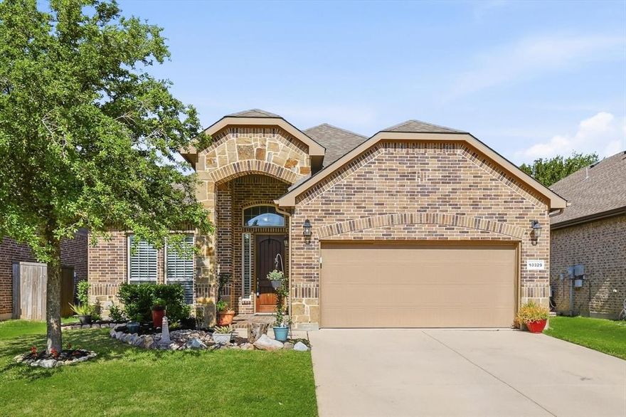 Rare opportunity to own this beautiful single story home in a sought-after gated community with Keller ISD schools. Featuring 4 bedrooms with upgraded flooring throughout, a formal dining room, and cozy fireplace in the living room. The heart of the home is the chef’s kitchen, boasting granite countertops, a gas cooktop, and ample space for preparing meals. Retreat to the spacious primary bedroom, complete with an ensuite bath featuring a separate shower and relaxing garden tub. Elegant, functional, and truly move-in ready, this home is a standout opportunity you won’t want to miss.