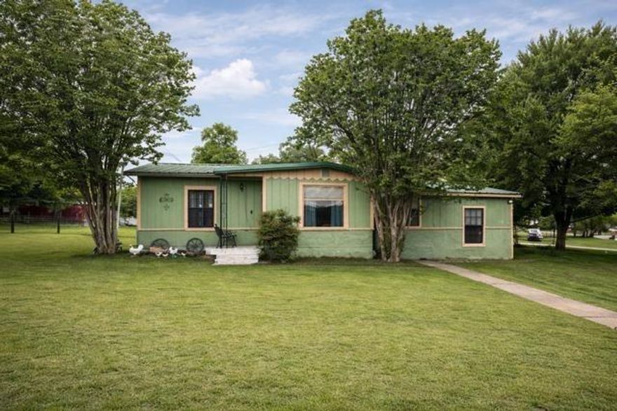 Looking for space and freedom? This 5 bed, 2 bath home on .77 acres delivers! Located outside city limits, you’ll enjoy no city taxes, no restrictions, and no HOA.

The property includes a powered shop, perfect for work, storage, or hobbies. With well and septic, you’re set up for lower utility costs and true country living.

Bring your animals, your toys, and your vision—this property is ready for it all.

home is being sold as is. Owner is motivated!