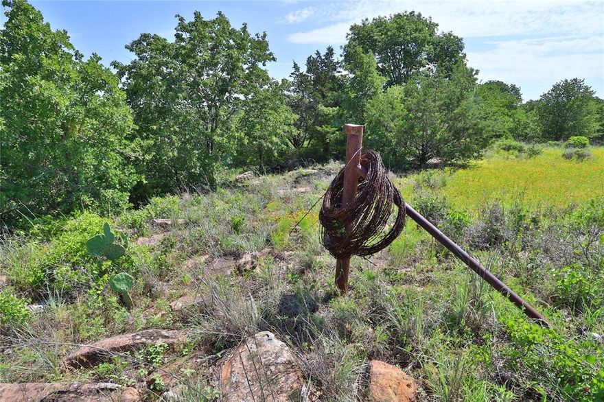 Located at the Gated 7R Ranch, this large mesa-top lot has tons of wide-open spaces with room to sprawl out! Beautiful second-story views! Owners enjoy access to a robust list of facilities including 12,000 square foot Arthur L Ruff Center with workout equipment, an aerobics loft, an indoor lap pool, steam room, hot tub, game tables, a movie theater, a huge pool, sand volleyball, & horseshoes. The Cove on Lake McIntire includes a clubhouse on the shores of Lake McIntire with a pool, fishing pier, boats, & kitchen. The Eagles Nest is a trailhead connecting to the 260-acre Canyon Lake Nature Park with trails & fishing lakes.