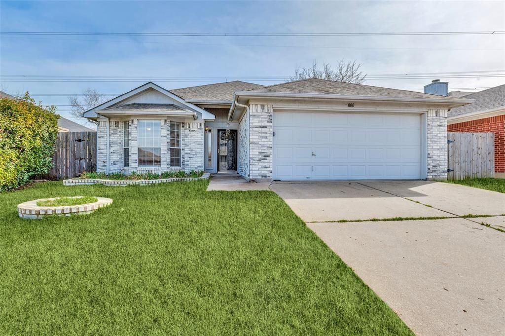 Photo of 800 Ponselle Drive, Arlington, TX 76001 (MLS # 21152958)