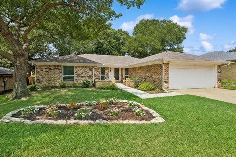 Photo of 1605 Bedford Oaks Drive, Bedford, TX 76021 (MLS # 21285718)