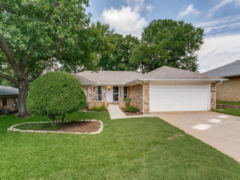 Photo of 1605 Bedford Oaks Drive, Bedford, TX 76021 (MLS # 21285718)