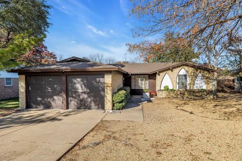 Photo of 2012 York Drive, Edgecliff Village, TX 76134 (MLS # 21136340)