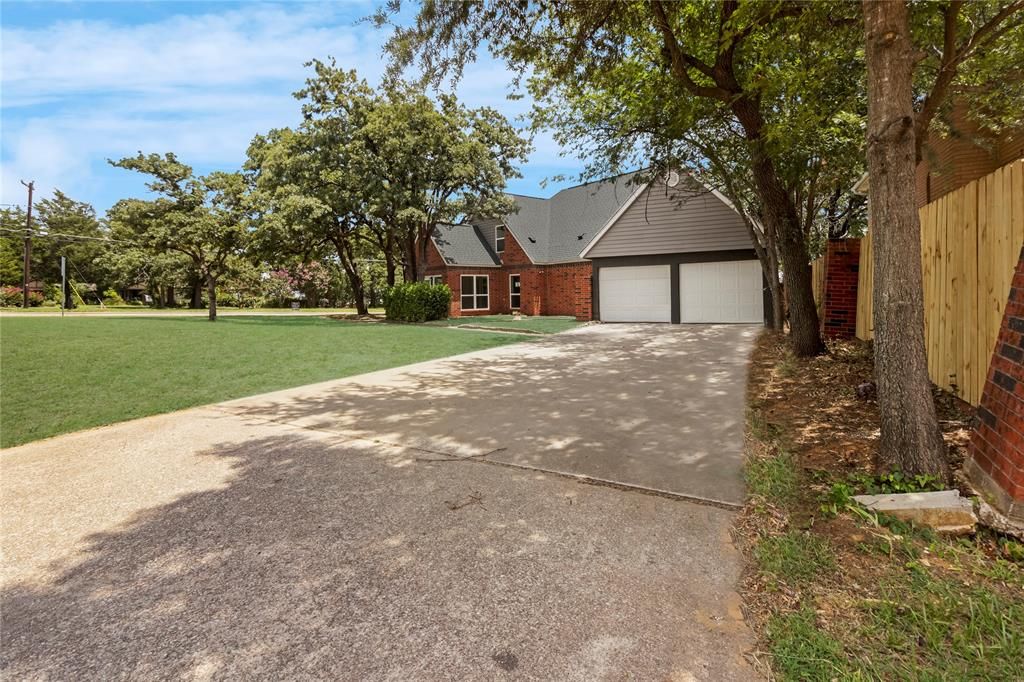 Photo of 6112 W Poly Webb Road, Arlington, TX 76016 (MLS # 21320589)