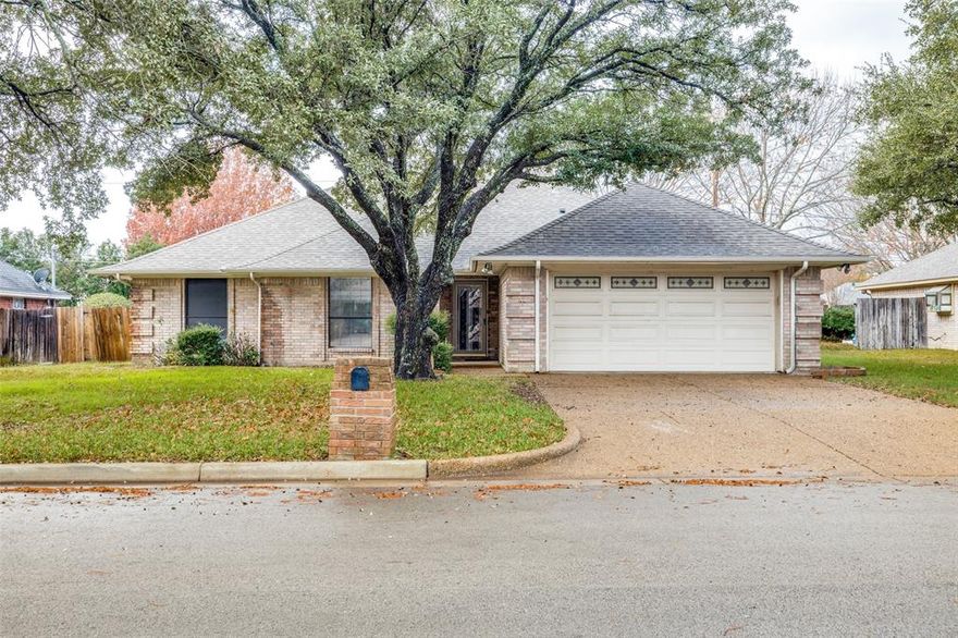 Lovely home in South Arlington, Large living area with vaulted ceilings and a wood burning fireplace. The home has a kitchen with built ins and vaulted wood ceilings, a nice size master bedroom with double vanities and walk in closets. The back yard features a covered patio, a shed and work shop. Small dog negotiable with an additional pet deposit.